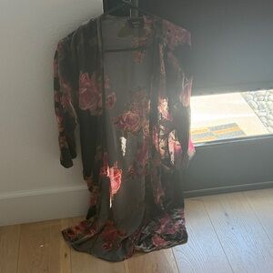 Vici Black and Pink Floral Kimono Robe Size Small